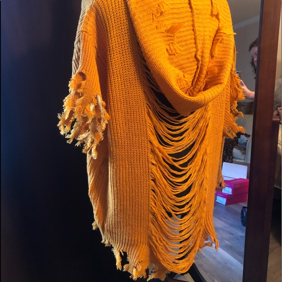 Necklace included 💥 NWOT 💥 Stylish ripped sweater 💥 - Picture 3 of 5